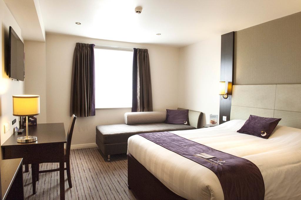 Premier Inn Epsom South Εξωτερικό φωτογραφία