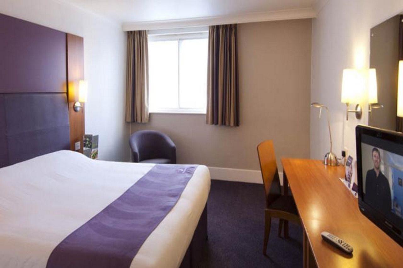 Premier Inn Epsom South Εξωτερικό φωτογραφία