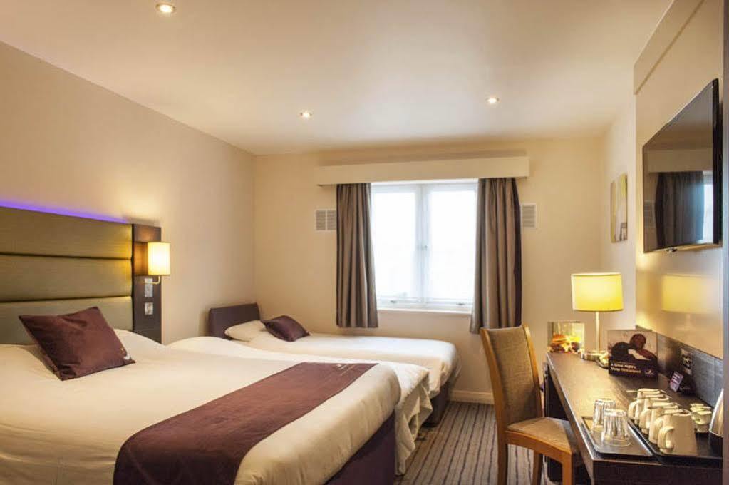 Premier Inn Epsom South Εξωτερικό φωτογραφία