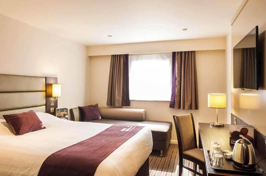 Premier Inn Epsom South Εξωτερικό φωτογραφία